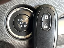 【キーレススタートシステム】カバンやポケットに入れたままでもドアの施錠・解錠が可能なスマートキーを装備。エンジンのオン・オフ時もカギを取り出す必要が無いからとっても便利です♪