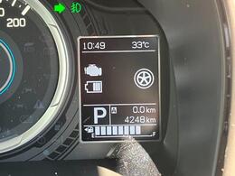 液晶ディスプレイは時間や外気温、エコフロー、シフトレバー位置、燃料残量計、走行距離などを表示！