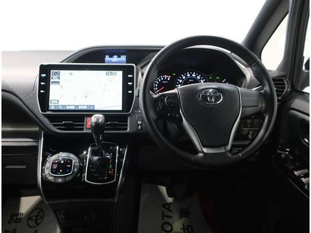運転に集中しやすいコックピット。視線を前方に誘導する、トップマウントメーターを起点とし、安全確認がしやすく、運転に集中できる構成に。最大限走りの良さを楽しむことができます。