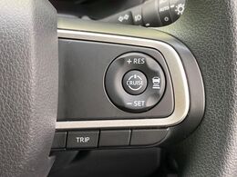 【アダプティブクルーズコントロール】高速道路での長距離走行が楽に！！自動で速度を保つクルーズコントロールが、衝突軽減システムと連携し、前方の車両を感知して車間を保つように速度調節してくれます！！