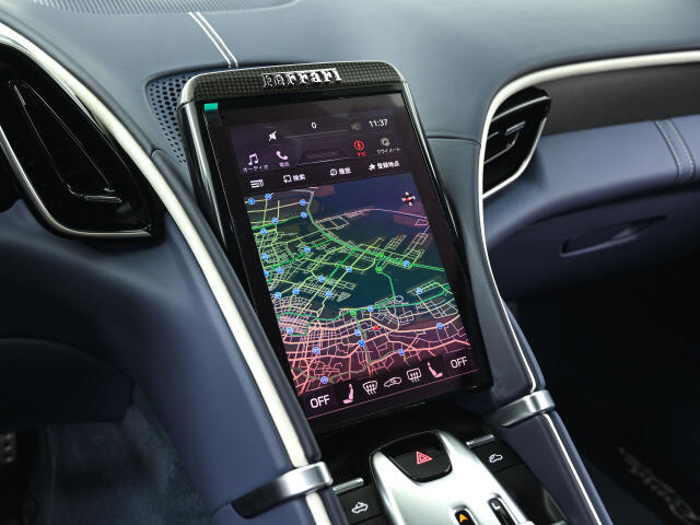 縦型の8.4インチセンターモニターが装備されており、他のモデルとは違ったレイアウトになっております。画面が大きく大変視認性が良いです。