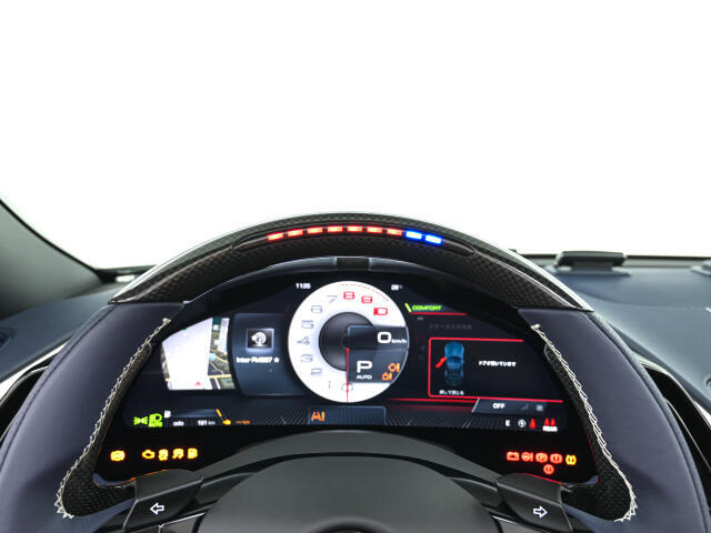 F1よりフィードバックされたテクノロジーです。LEDの点灯により、ご自身で最適なシフトタイミングを計ることが可能です。サーキット走行時等に視線をそらさずにシフトチェンジを行えます。