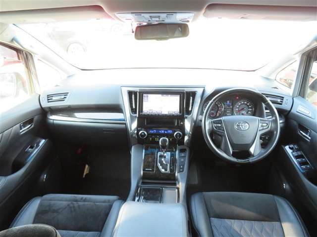 視界も広く、周囲が見やすいので安全に運転できます。また、周辺機器も簡単に操作できますので、ドライバーにとって使いやすく、万が一の時にも安全に設計されています。