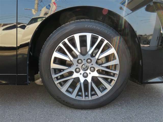 【純正アルミホイール】です！車両デザインに合わせてホイールをデザインしているため、見た目にもカッコイイ！アルミホイール。洗車もラクチンでスチールホイールのように錆ません。