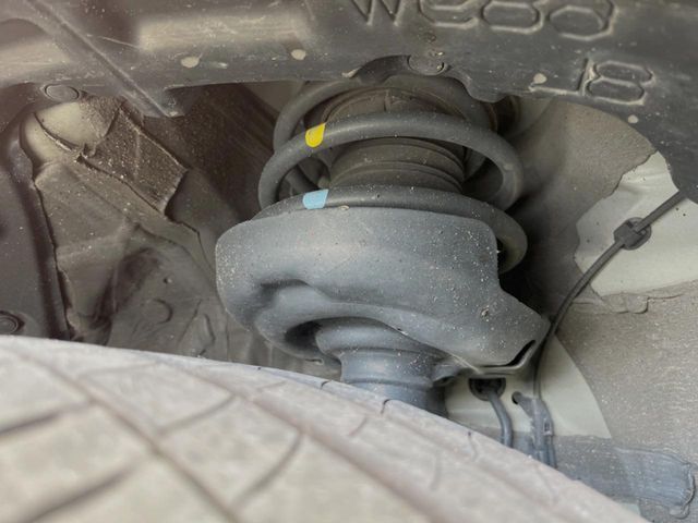 お車を安心してお乗りいただく為には、足回りの定期点検が欠かせません。サービスサポート（有償保証）では無料点検もご提供しており、安心のカーライフをお過ごしいただけるサポート体制が整っています。