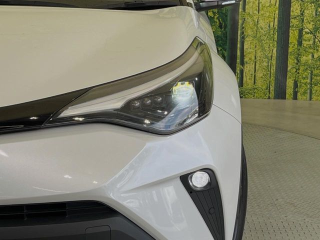 【LEDヘッドライト】悪天候や夜間走行時も良好な視界を確保し安心して運転できる高輝度LEDヘッドライトを装備！点灯速度が早く、消費電力も抑えられています。