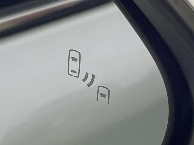【ブラインドスポットモニター】走行中、ドアミラーの死角になりやすい箇所に後続車が接近するとサイドミラーのレンズに警告を表示！ドライバーに注意喚起をしてくれます。