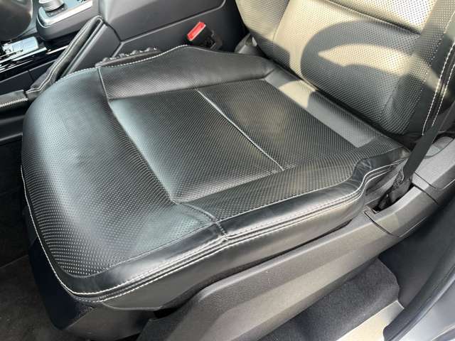 全席本革シートで、フロント両席パワーシート・運転席シートポジションメモリー機能付パワーシート・前席シートヒーター/シートエアコン・後席シートヒーター装備です。