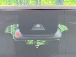 【ホンダセンシング】走行中に前方の車両等を認識し、衝突しそうな時は警報とブレーキで衝突回避と被害軽減をアシスト。より安全にドライブをお楽しみいただけます。