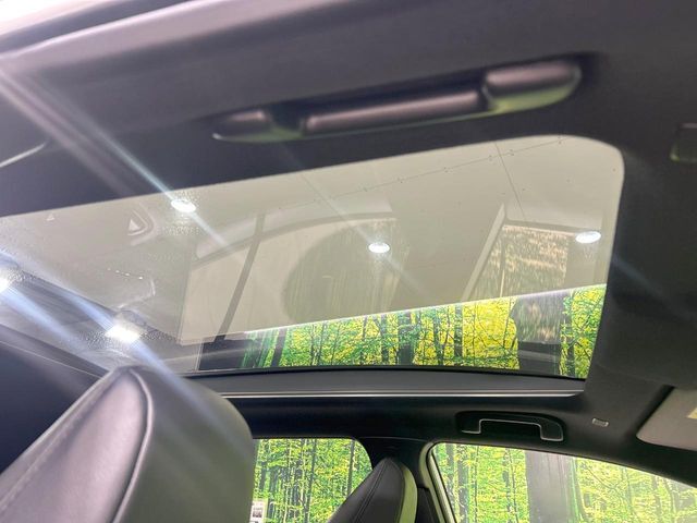 【ガラスルーフ】ガラスルーフ搭載で車内の解放感が一気にアップ！開放的なドライブをお楽しみいただけます。