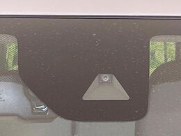 【エマージェンシーブレーキ】走行中に前方の車両等を認識し、衝突しそうな時は警報とブレーキで衝突回避と被害軽減をアシスト。より安全にドライブをお楽しみいただけます。