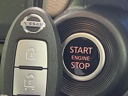 【インテリジェントキー】カバンやポケットに入れたままでもドアの施錠・解錠が可能なスマートキーを装備。エンジンのオン・オフ時もカギを取り出す必要が無いからとっても便利です♪