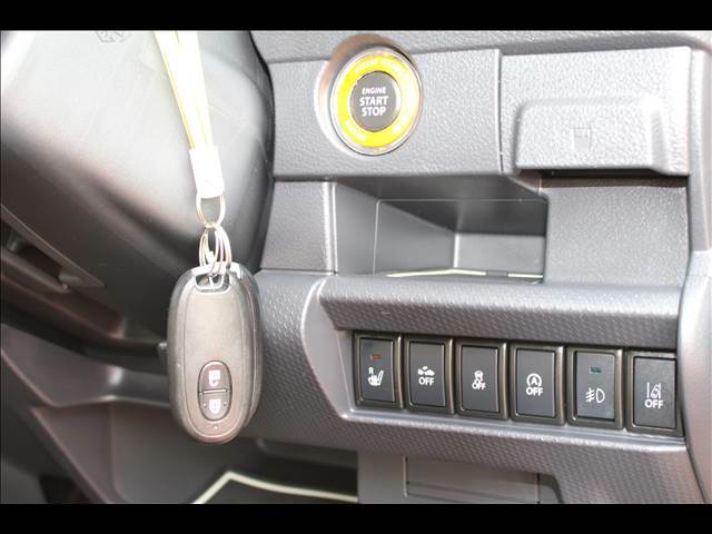 安全装備のスイッチ類は、運転席右側に集中装備しています。