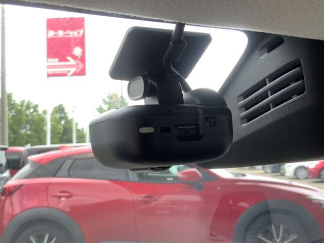 交通トラブル防止の【ドライブレコーダー】も装備済！！最近はナビやETCと並んで必須アイテムになりましたね◎