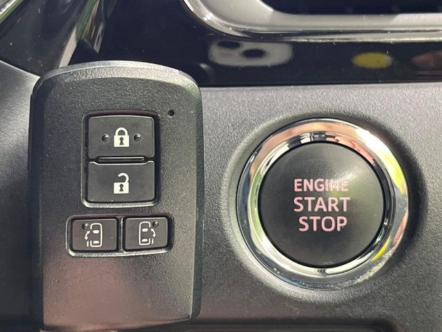 【スマートキー】カバンやポケットに入れたままでもドアの施錠・解錠が可能なスマートキーを装備。エンジンのオン・オフ時もカギを取り出す必要が無いからとっても便利です♪