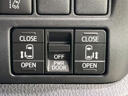 【両側パワースライドドア】スマートキーや運転席のスイッチで後席両側スライドドアの開閉が可能♪電動だから力を入れてドアを開ける必要が無く、小さなお子様でも簡単に開け閉めでき快適です♪