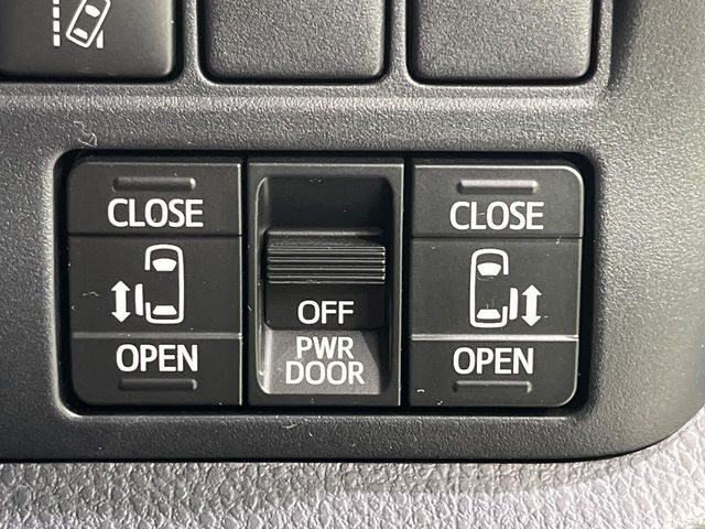 【両側パワースライドドア】スマートキーや運転席のスイッチで後席両側スライドドアの開閉が可能♪電動だから力を入れてドアを開ける必要が無く、小さなお子様でも簡単に開け閉めでき快適です♪