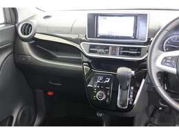 【まるまるクリーニング】内装工程では、中古車を気持ちよくお乗りいただけるよう清掃しております。シートの洗浄はもちろん、ニオイの元となるフロアカーペットまで洗浄・消臭を実施。