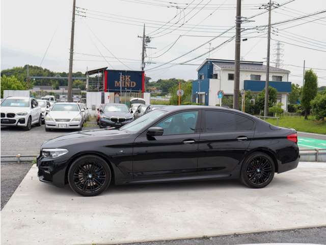 厳選されたBMW中古車が80台から100台ほど展示されております。営業時間は10：00から19：00で年中無休（年末年始を除く）で営業しております。