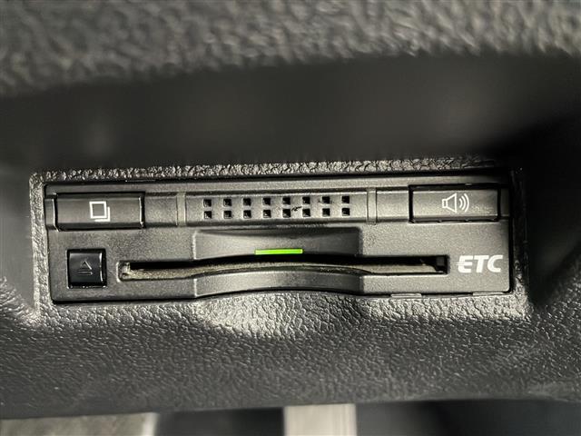 【ETC】有料道路を利用する際に料金所で停止することなく通過できる、ETC車載器（ノンストップ自動料金収受システム機器）が装備されています。セットアップを行うことで利用可能になります。