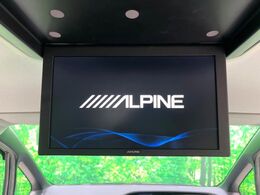 【リヤエンターテインメントシステム】後席にお座りの方も大満足の、人気メーカーオプションを装備。専用の音響システムと、大画面のモニターで移動中もDVD等をお楽しみいただけます。