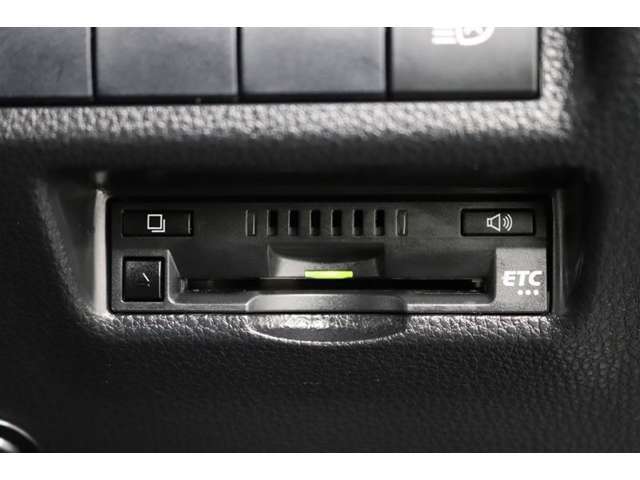 スッキリ装着されたビルトインタイプのETC！高速道路走行の料金所をノンストップで通過できます。※ ETCカードのお申し込みも当社にお任せ下さい！