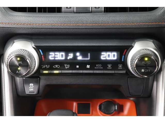 運転席と助手席、それぞれ温度調節ができ、オールシーズン快適なオートエアコンとなっております！