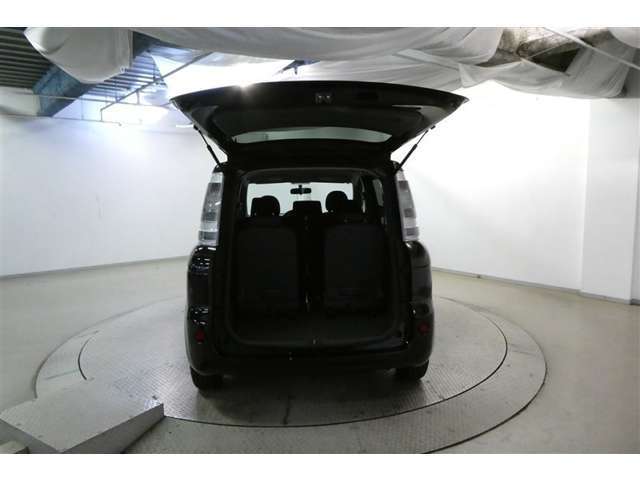 広いトランクスペース！大きい荷物から小さい荷物までたっぷり積んじゃってください♪