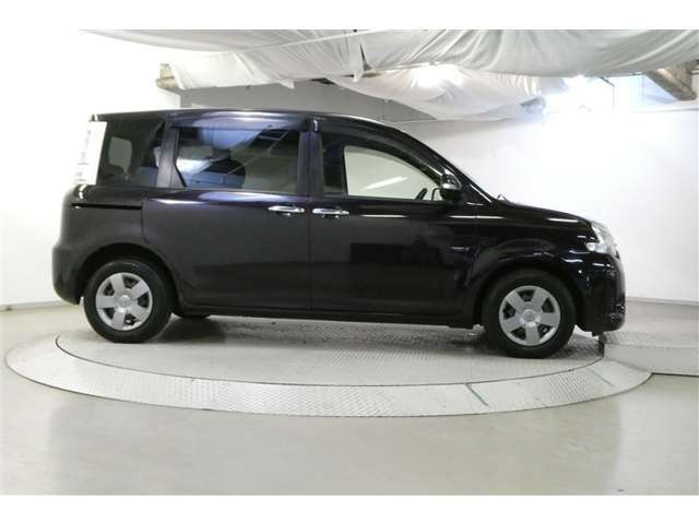 後席ガラスは色付きガラスとなっております。直射日光の緩和やエアコンの効きにも影響し、プライバシーの保護にもなっています♪