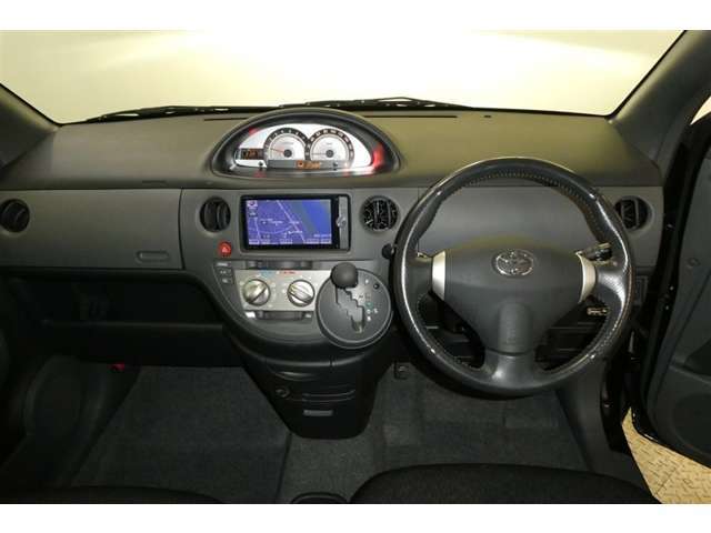 インパネ周りは、すぐ手の届く位置に操作ボタンが配置されており、ドライバーの使い勝手が考慮されています♪