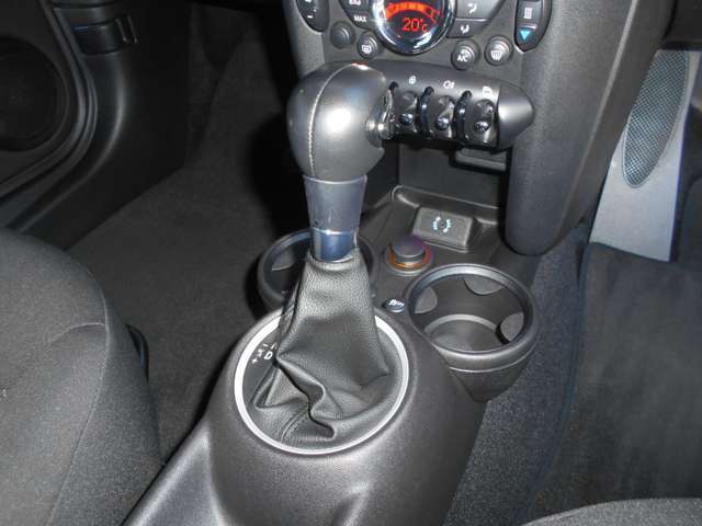 ご納車整備の際は、基本的な消耗品（EGオイル・エレメント、FRワイパー、ACフィルター）は状態問わず新品交換をし、新車から3年以上経過している車輌はバッテリーも状態問わず新品交換いたします！