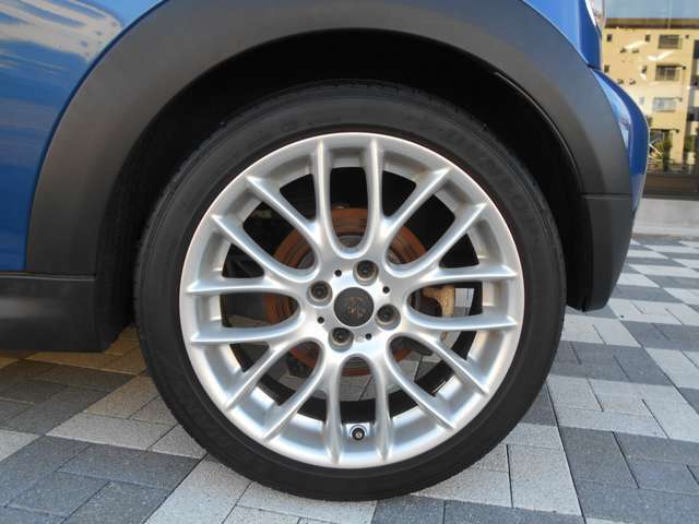 左リアホイールです。弊社では自社積載車輌を持っており、万が一の事故や故障の際にもスピーディーに出動することが可能です。お洒落な自社レンタカーも常駐しておりますよ♪