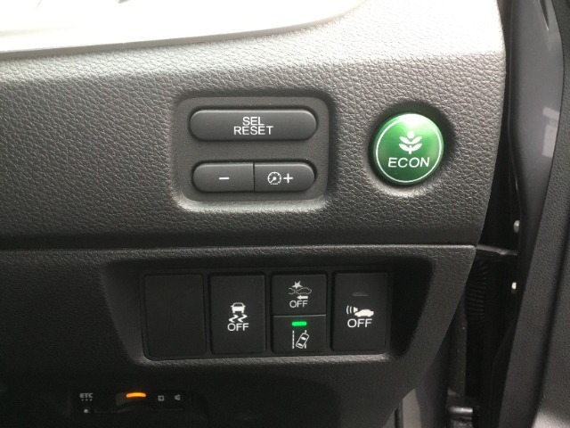 ECONモード付き☆エンジンやエアコンといった、クルマ全体の動きを低燃費モードに自動制御してくれます。賢いボタンです♪VSA（横滑り防止装置）も付いています。