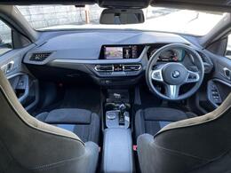 ドライバーに向かってレイアウトされた機能的なセンターコンソールやコントロール類がもたらす高い操作性。常に、運転に集中できるレイアウトがBMWの特徴です。