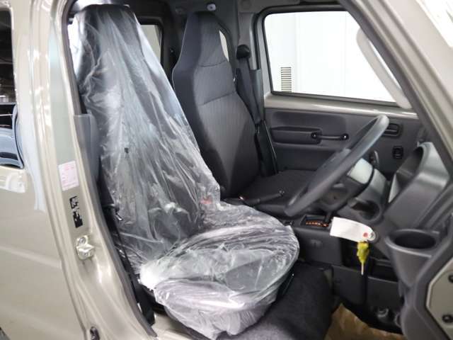当社販売担当者、仕入担当者、リフトに持ち上げ車検検査員による下廻りチェックをクリアした高品質車を展示しております。