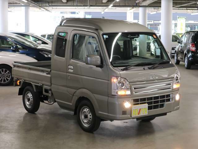 雨が降ってもゆったりと車選びができる全天候型立体展示場！エスカレーター完備！