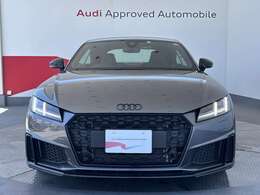 Audiの象徴であるシングルフレームグリルをよりワイドで低くシャープなデザインとすることでワイド＆ローのフォルムを協調しています。