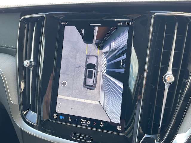 【360°ビューカメラ】4台の高解像度カメラで360度の鳥瞰図を表示。隣の車や壁、死角にある障害物などを画面で確認できるため、狭いスペースでの駐車・出入りも安心です。