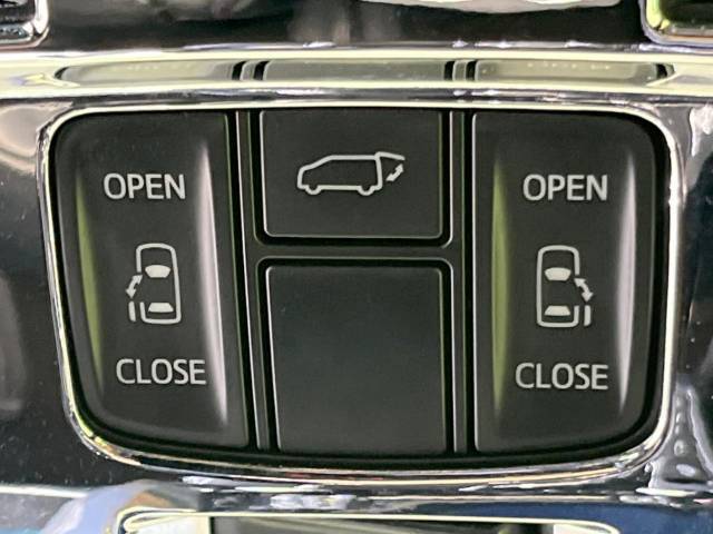 【両側パワースライドドア】スマートキーや運転席のスイッチで後席両側スライドドアの開閉が可能♪電動だから力を入れてドアを開ける必要が無く、小さなお子様でも簡単に開け閉めでき快適です♪