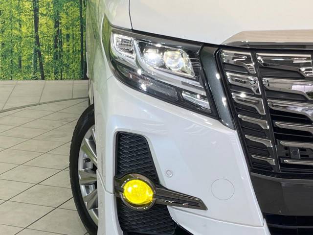 【LEDヘッドライト】悪天候や夜間走行時も良好な視界を確保し安心して運転できる高輝度LEDヘッドライトを装備！点灯速度が早く、消費電力も抑えられています。