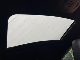 【サンルーフ】開放感たっぷりの希少装備、サンルーフが装着されています！車内に明かりを取り入れたり景色を楽しむ以外にも、車内の空気も簡単に換気できて快適です！