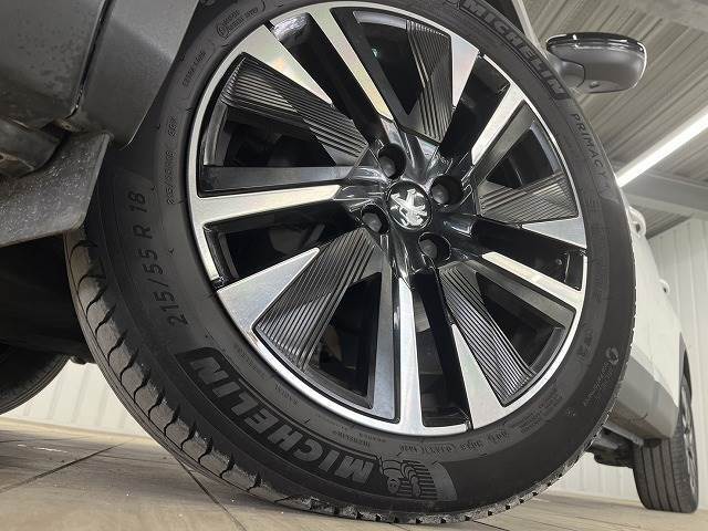 ミシュランタイヤ 215/55R18 純正アルミが装備されております。タイヤの状態も良好です。