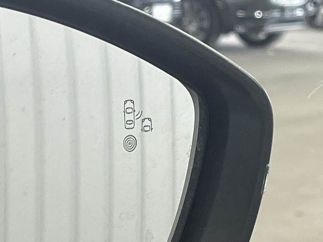 【ブラインドスポットモニター（BSM）】車線変更時に車両後方から来る車両を検知し安全をサポートする装置です。