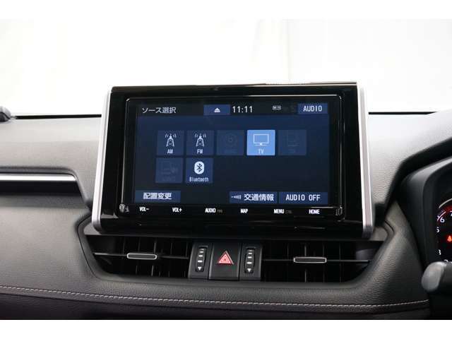 純正9型ナビ装備！！フルセグ/CD/DVD/Bluetooth対応◎各種エンタテインメントが快適なドライブをより盛り上げます。デュアルエアコンなので運転席と助手席、別々にエアコンの温度設定ができます。