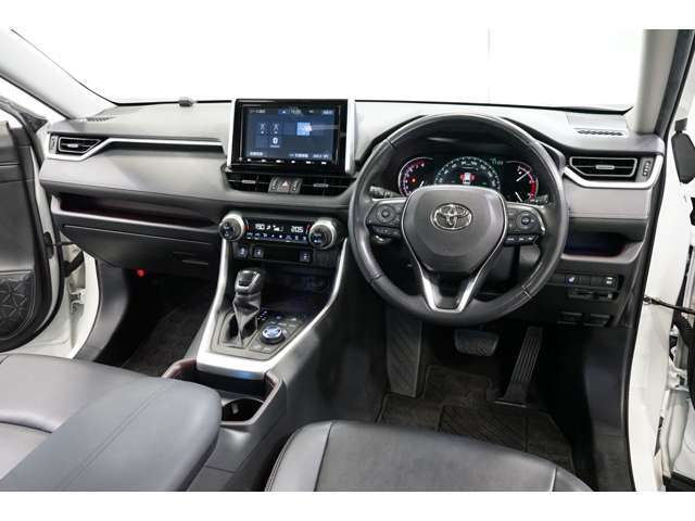50系トヨタのRAV4、現行モデルが入荷しました。レギュラーで走行するお車です。車両重量1620kg・WLTCモード燃費は15.2km/L・直列4気筒エンジン・171馬力のお車です（※カタログ参照）。