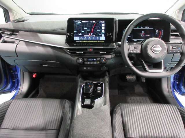 使いやすく安全な操作性と良好な視界を実現した運転席