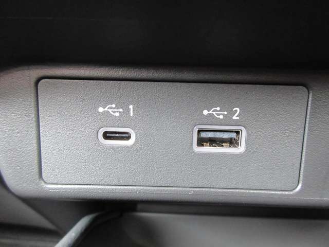 USB充電専用電源ソケットも付いています。モバイル機器などの充電専用