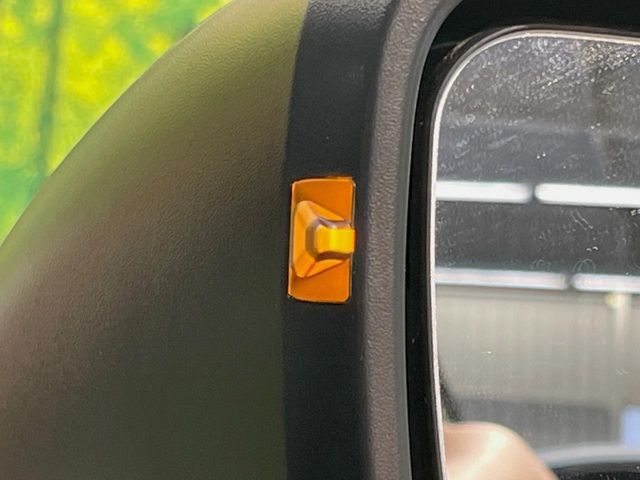 【リヤビークルディティクション】走行中、ドアミラーの死角になりやすい箇所に後続車が接近するとサイドミラー付近に警告を表示、ドライバーに注意喚起と、万一の際はハンドル操作をアシストをします。