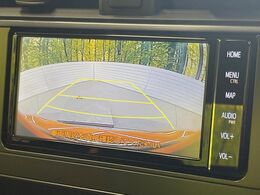 【バックカメラ】駐車時に後方がリアルタイム映像で確認できます。大型商業施設や立体駐車場での駐車時や、夜間のバック時に大活躍！運転スキルに関わらず、今や必須となった装備のひとつです！