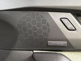 【BOSEサウンドシステム】メーカーオプションの高品位サウンドシステムを搭載。専用のチューニングが施された大小様々なスピーカーから良質なサウンドが奏でられ、臨場感あふれる音響空間を演出します。
